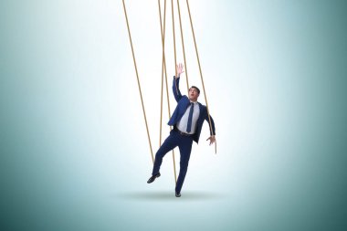 İş adamı kuklası ipler tarafından yönlendiriliyor.