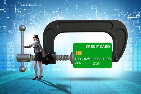 与夹钳和女商人有关的信用卡债务概念 — 图库照片