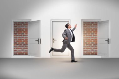 Tuğla kapılı çıkışa bakan bir iş adamı