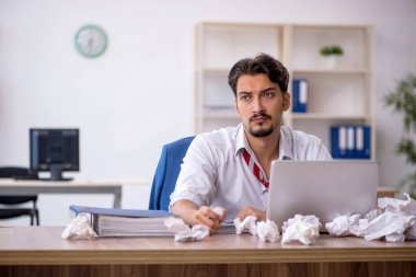 Beyin fırtınası konseptinde genç işadamı