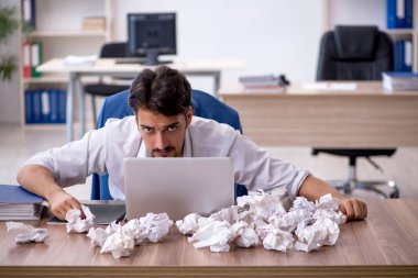 Beyin fırtınası konseptinde genç işadamı