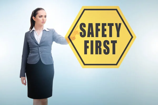 Bezpieczeństwo Pierwsza Koncepcja Businesswoman — Zdjęcie stockowe