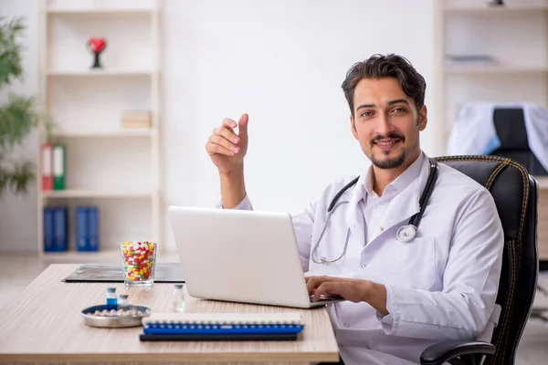 Klinikte Çalışan Genç Bir Doktor — Stok fotoğraf