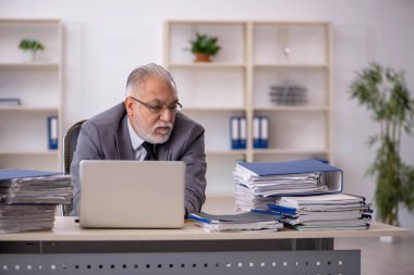 Eski bir işadamı ve ofiste çok fazla iş var.