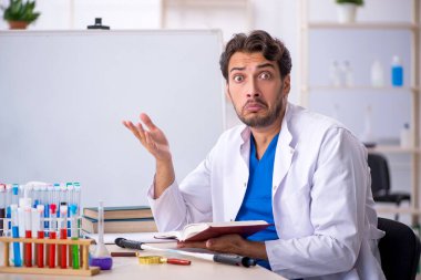 Laboratuvarda çalışan genç bir kimyager.