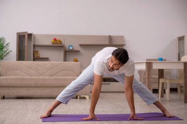 Genç adam sabahları spor yapıyor.