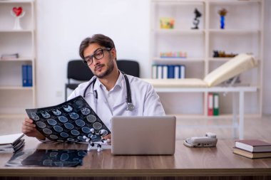 Klinikte çalışan genç bir radyolog.