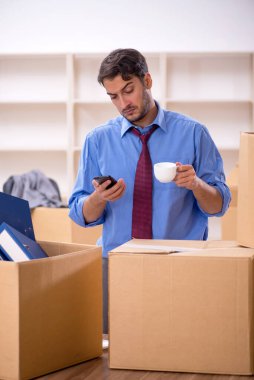 Ofis taşıma konseptinde genç işadamı