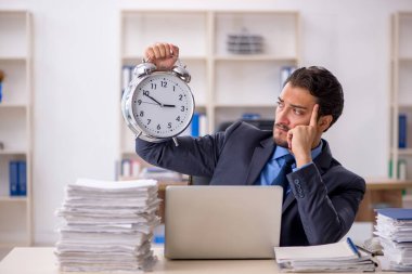 Zaman yönetimi konseptinde genç işadamı