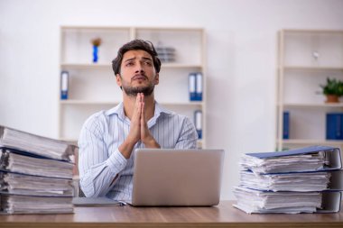 Genç işadamı ofisteki aşırı işten memnun değil.