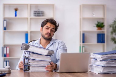 Genç işadamı ofisteki aşırı işten memnun değil.