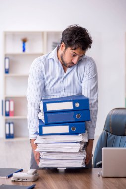 Genç işadamı ofisteki aşırı işten memnun değil.