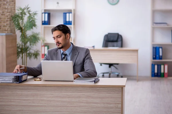 Giovane Imprenditore Dipendente Che Lavora Sul Posto Lavoro — Foto Stock