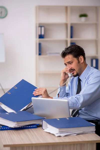 Empleado Joven Empresario Sentado Lugar Trabajo — Foto de Stock