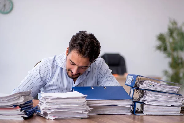 Empleado Joven Empresario Descontento Con Trabajo Excesivo Lugar Trabajo — Foto de Stock