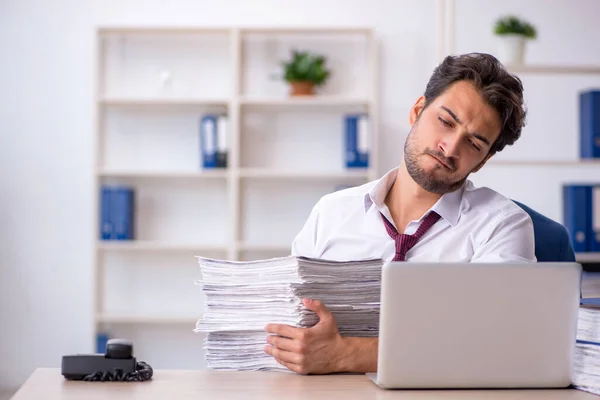 Jonge Zakenman Veel Werk Werkplek — Stockfoto