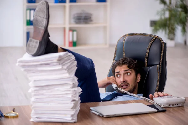 Jovem Empresário Empregado Muito Trabalho Escritório — Fotografia de Stock