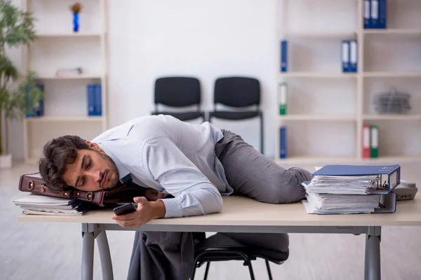 眠っている概念の若いビジネスマンの従業員 — ストック写真
