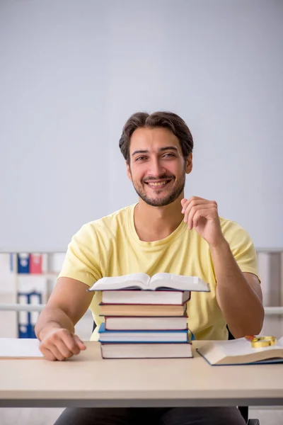 Ung Student Förbereder Sig För Tentor Klassrummet — Stockfoto