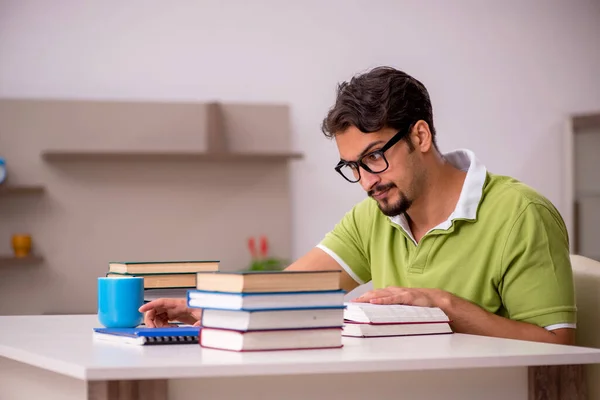 Estudiante Joven Estudiando Casa — Foto de Stock