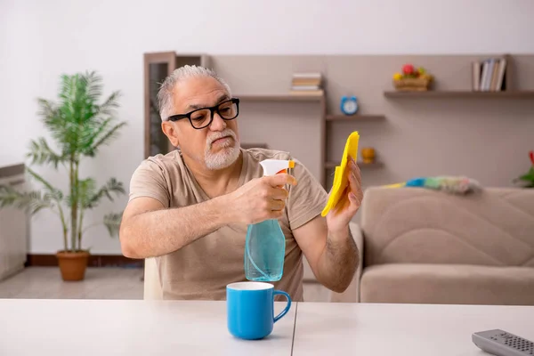 Ηλικιωμένος Άντρας Που Κάνει Δουλειές Στο Σπίτι — Φωτογραφία Αρχείου