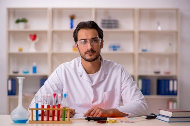 Laboratuvarda çalışan genç bir kimyager.