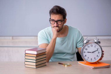 Sınıftaki genç öğrenci zaman yönetimi konsepti
