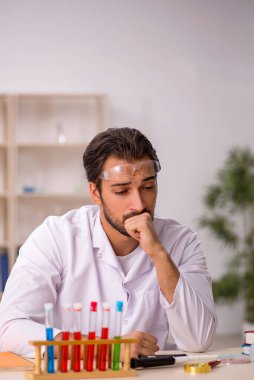 Laboratuvarda çalışan genç bir kimyager.