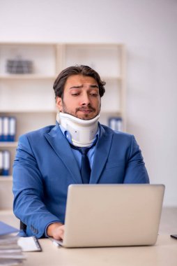 İş yerinde otururken geçirdiği kazadan sonra genç işadamı