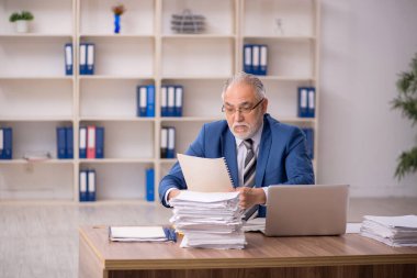 İş yerinde çalışan eski bir işadamı