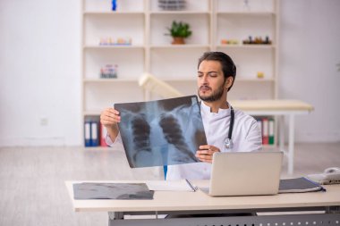 Klinikte çalışan genç bir radyolog.