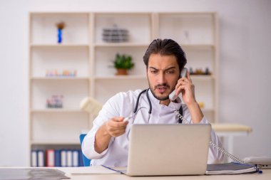 Teletıp konseptinde genç doktor