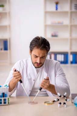 Laboratuvarda çalışan genç bir kimyager.