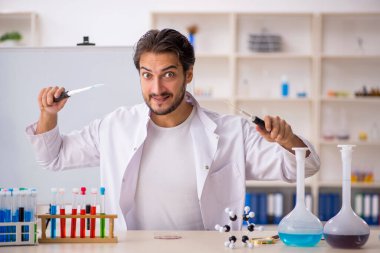 Laboratuvarda çalışan genç bir kimyager.