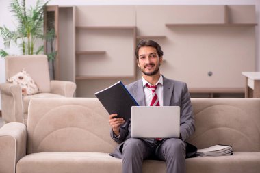 Salgın sırasında evden çalışan genç bir işadamı