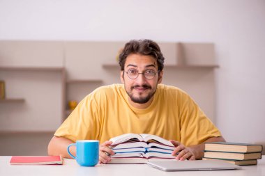 Evde sınava hazırlanan genç bir öğrenci.