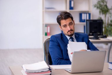 Ofiste çalışan genç işadamı.