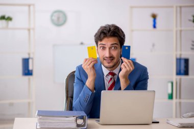 E-ticaret konsepti genç işadamı