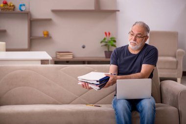 Yaşlı adam salgın sırasında evden çalışıyor.