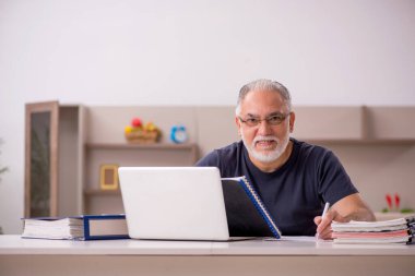 Yaşlı adam salgın sırasında evden çalışıyor.