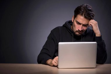 Gri arka planda genç bir hacker