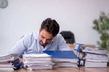 Genç işadamı işyerinde aşırı çalışmaktan memnun değil.