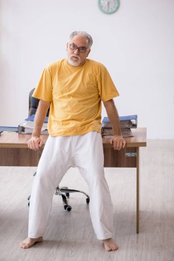 Eski patron teneffüste spor egzersizleri yapıyor.