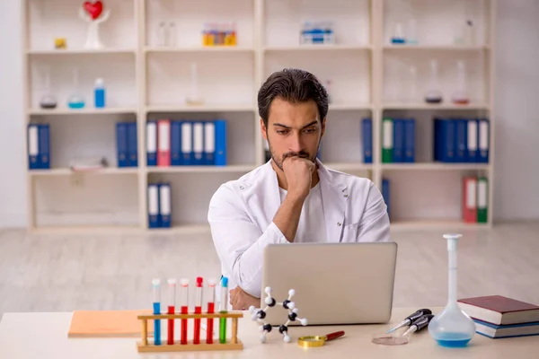 Jonge Chemicus Werkt Het Lab — Stockfoto