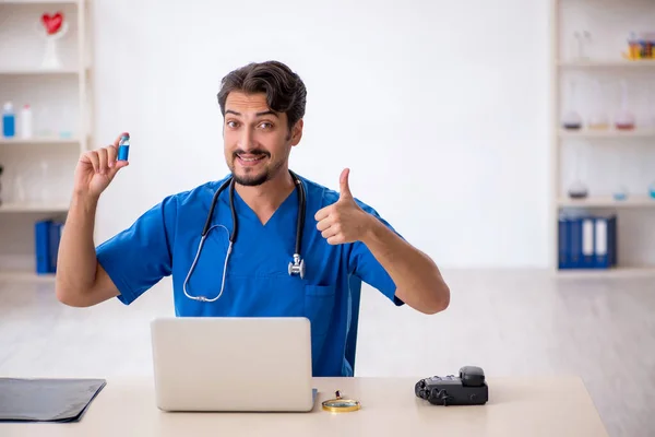 Junger Arzt Arbeitet Krankenhaus — Stockfoto