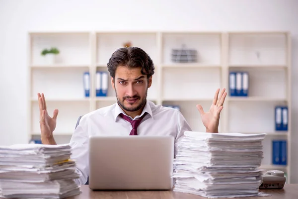 Jovem Empresário Empregado Muito Trabalho Escritório — Fotografia de Stock