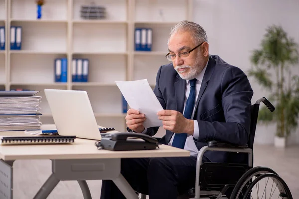 Alter Geschäftsmann Sitzt Rollstuhl Arbeitsplatz — Stockfoto
