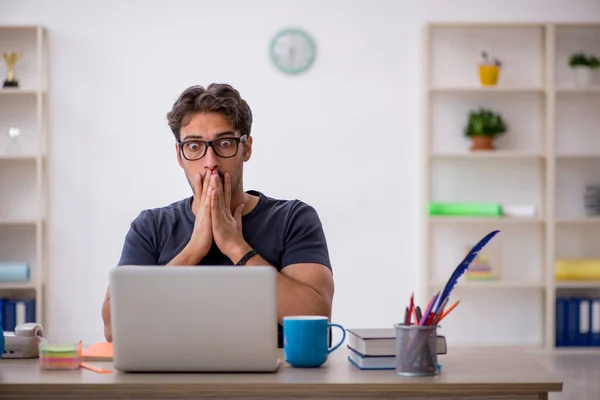 Junge Designerin Büro — Stockfoto