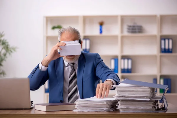 Verouderde Zakenman Werknemer Draagt Virtuele Bril Het Kantoor — Stockfoto