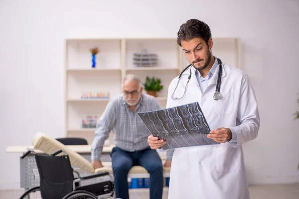 Viejo Silla Ruedas Visitando Joven Médico Radiólogo — Foto de Stock